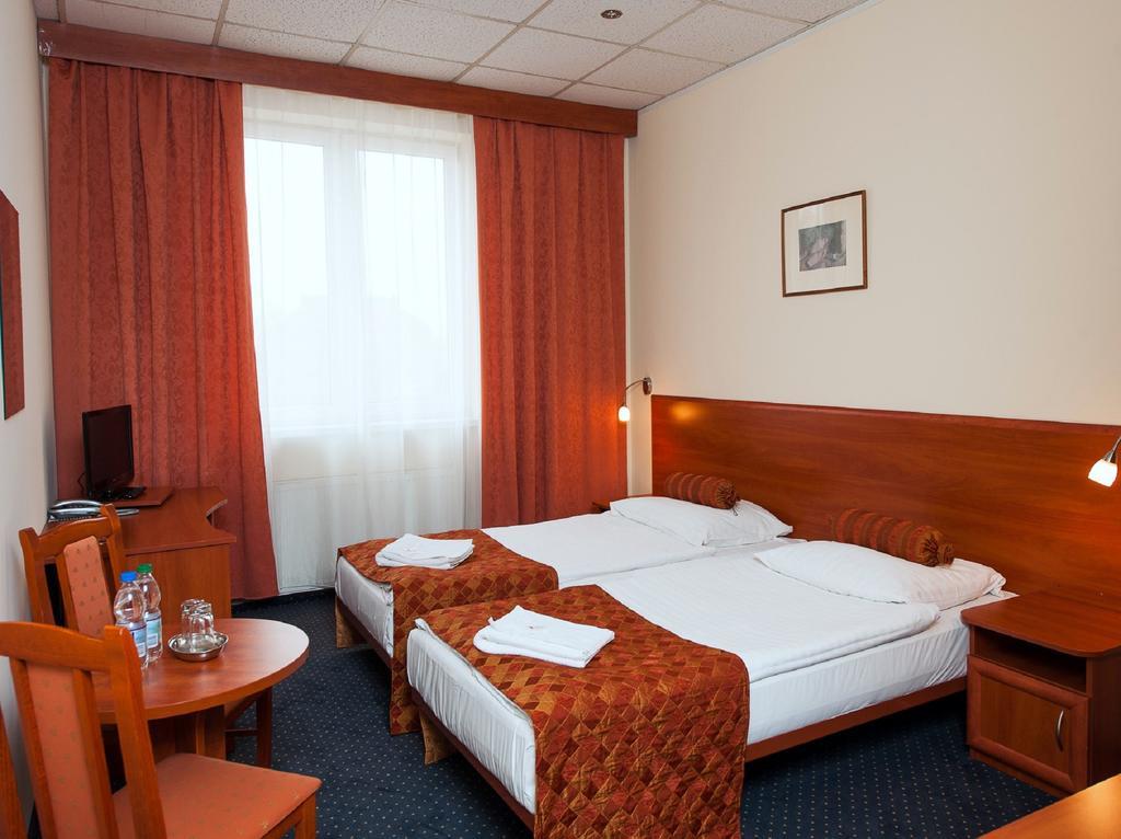 Hotel Arkadia Легница Екстериор снимка